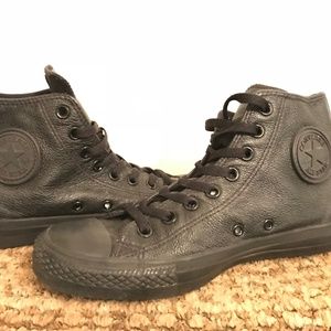 Converse Black Leather Hightop sneakers M7 W9